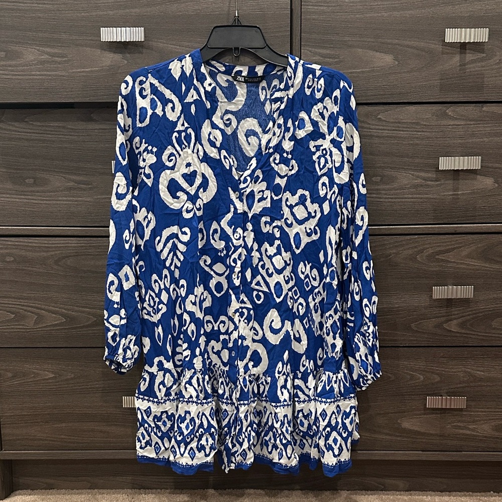 Zara Blue and White Patterned Blouse/Shirt Size M